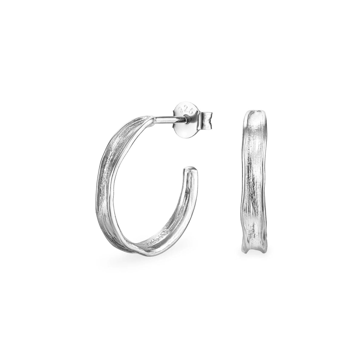 Flora Danica Grass Hoops Silver shows a pair of earrings in brushed silver with an organic, textured surface. Model 907-GR-HOPC-S-1