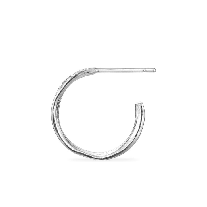 Flora Danica Grass Hoops Silver shows an elegant, wavy silver hoop earring against a white background. Model 907-gr-hopc-s-2