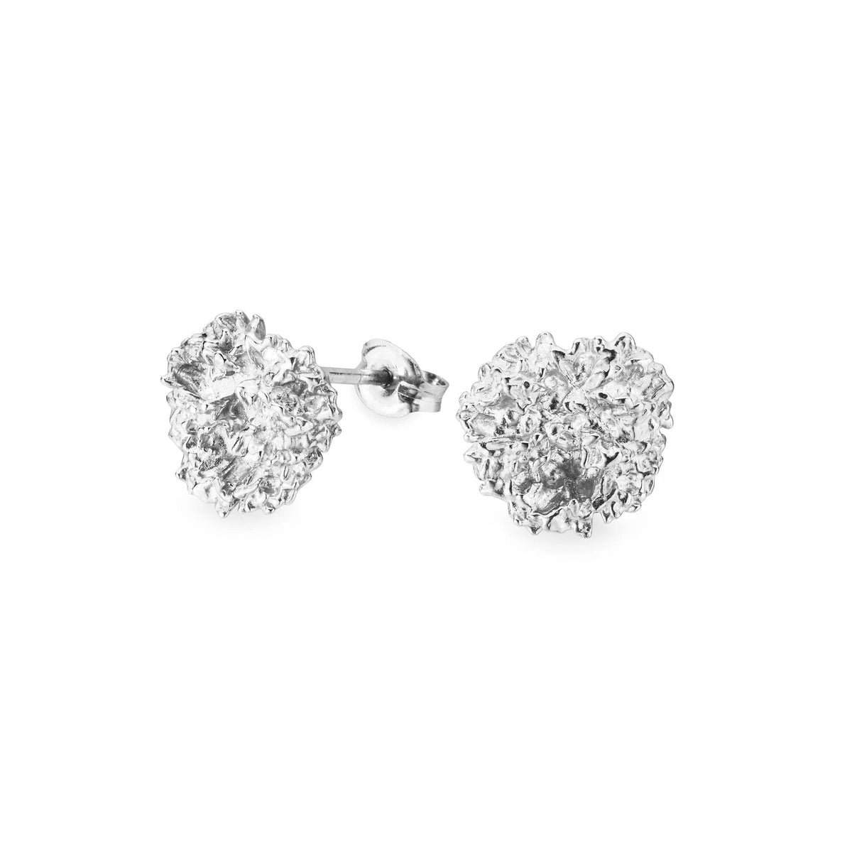 Flora Danica parsley ear studs silver shows a pair of shiny silver ear studs with a detailed leaf structure. Model 907-par-stpc-s-1