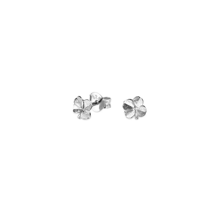 Flora Danica Small Four-leaf clover earrings in silver, small four-leaf clover-shaped earrings seen from the front. Model 907-FLC-STPC-SMALL-S