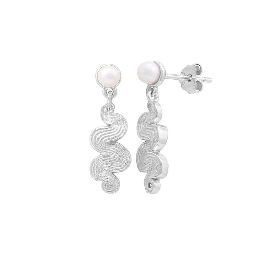 Hultquist Copenhagen Audrey Pearl Silver Earrings with wavy silver design and white pearl. Model S08586S.