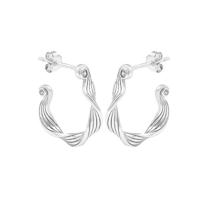 Hultquist Copenhagen Audrey Solv Hoops, elegant silver earrings with wavy design and small stones, Model S08601S