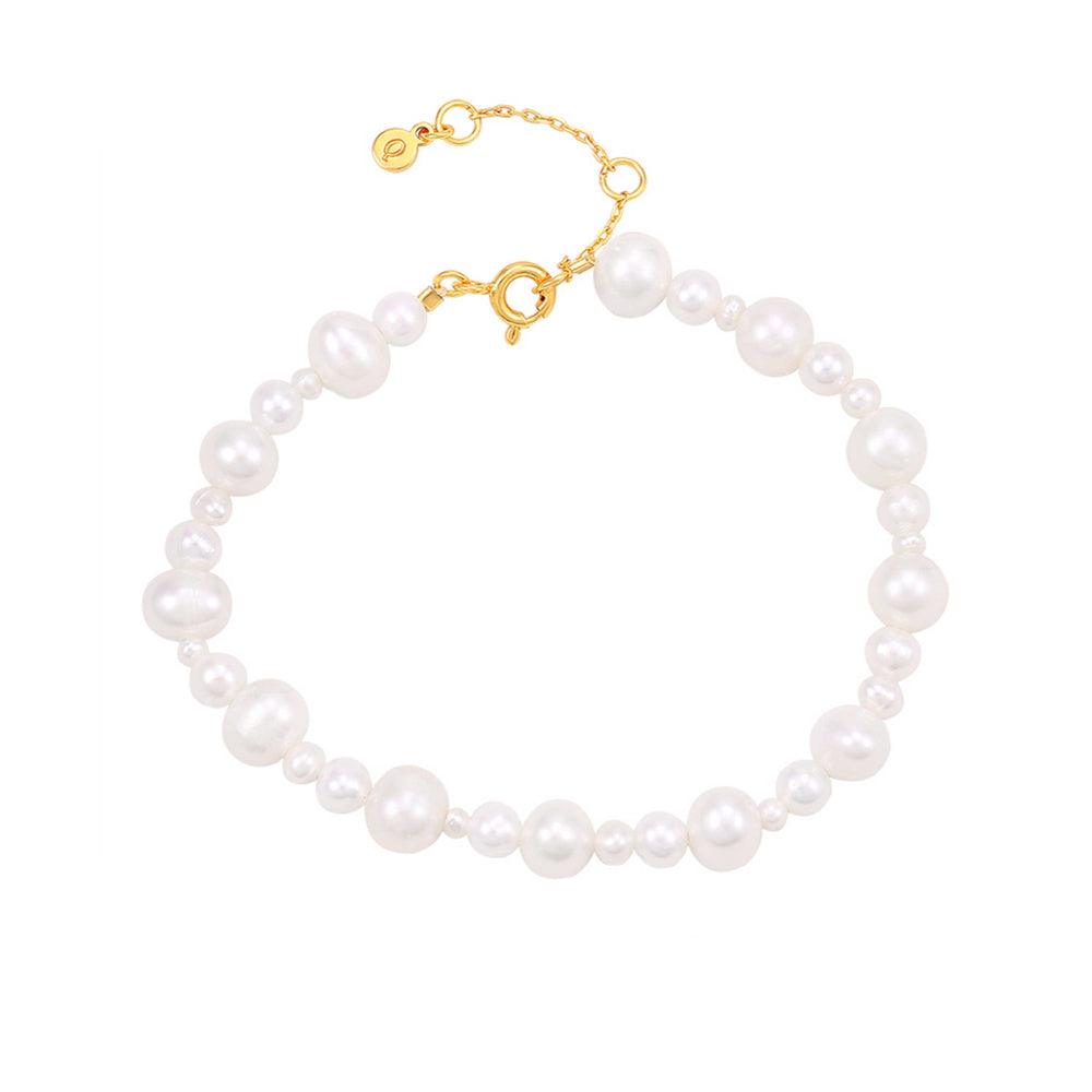 Hultquist Copenhagen Josephine Bracelet with irregular white beads and gold-coloured clasp. Model S08559G-1