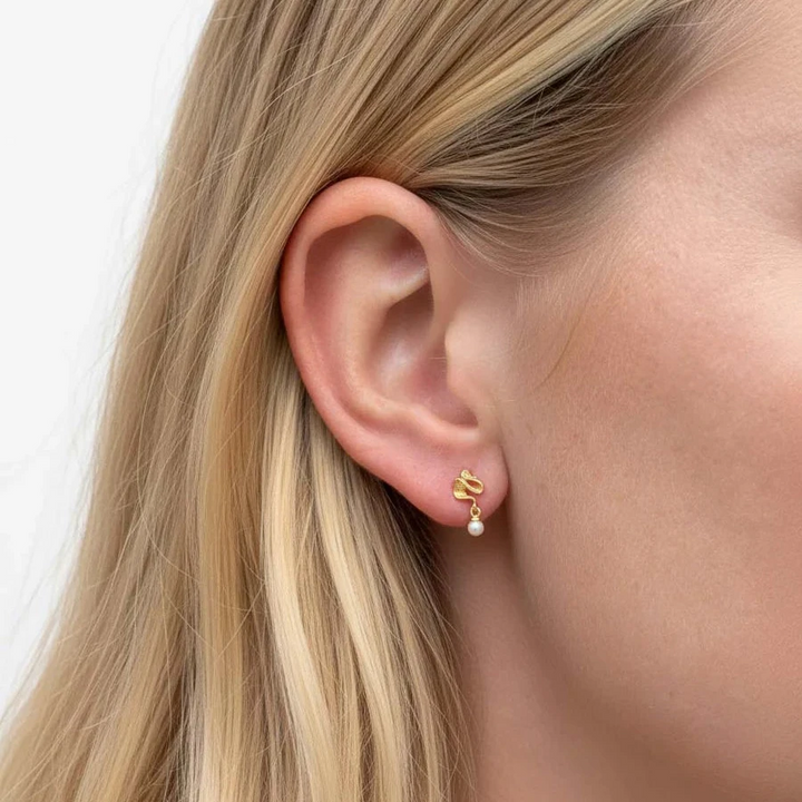 Hultquist Hedda Petite Earrings gold plated appear on the ear, elegant and simple design with pearl detail. Model S08651G-2