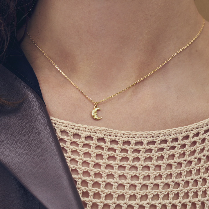 maanesten-aila-gold-plated-necklace shown around the neck, delicate chain with moon pendant in gold look. Model 2805a-2
