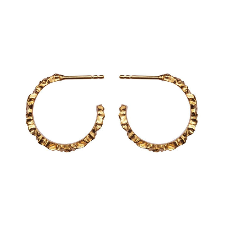 maanesten aio medium earrings gold-plated show a set of hammered, gold-colored hoops in an elegant design. Model 9566a-9566a-2