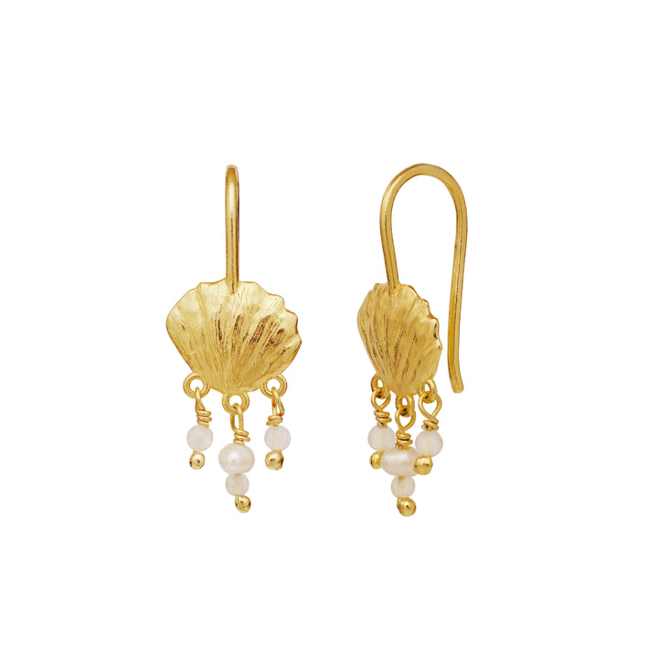 Moonstone Alana gold-plated earrings with seashell motif and small white pearls. Model 9987a-2.