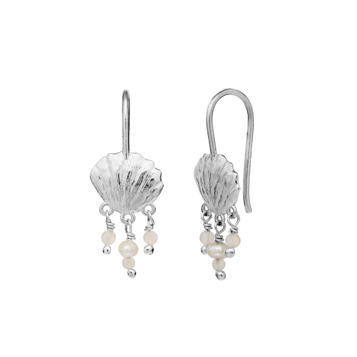 Maanesten Alana silver earrings with seashell motif and small pearls, elegant detail. Model 9987c-1