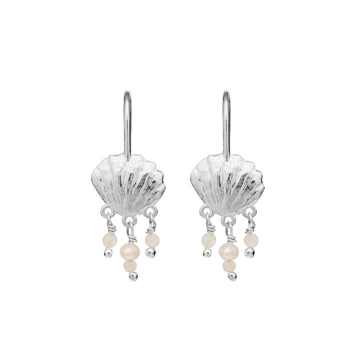 Maanesten Alana silver earrings with seashell motif, detailed pearls hanging. Model 9987c-2