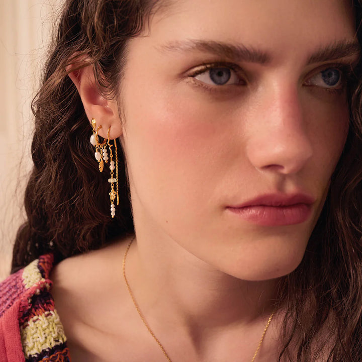 Maanesten Alfrida gold-plated chain earrings appear on the woman's ear with fine details, model 10084a-2.
