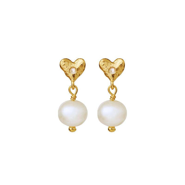 Moonstone Alia Earrings with gold-plated heart and pearl in a classic design on a white background. Model 9974a-1