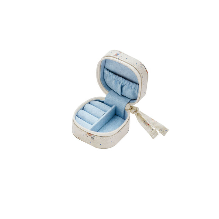 Maanesten Alice Jewelery box Sky Blue shows an open, light blue jewelery box in soft fabric. Model 4193-2