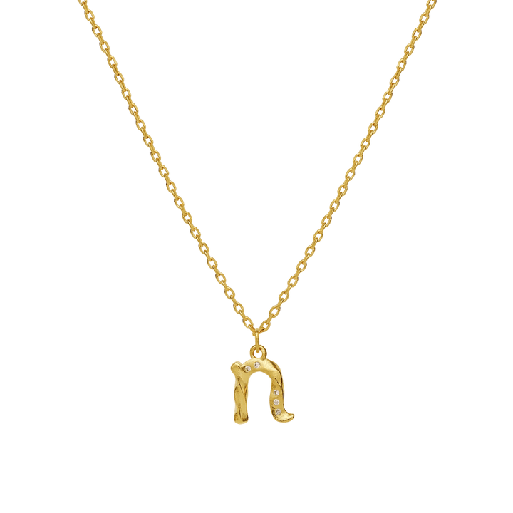maanesten-alphabet-letter-halskaede-forgyldt-bogstavs-vedhaeng-a-z med forgyldt kæde og rustikt bogstavvedhæng udsmykket med små sten. Model 2744a-014-14