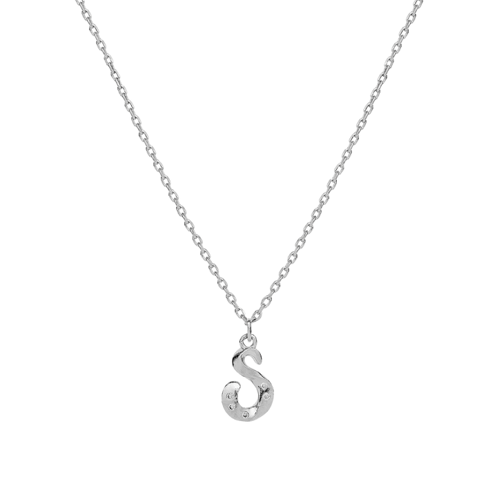 Maanesten Alphabet Letter Halskæde Sølv Bogstavs Vedhæng A-Z viser et elegant sølvhalskæde med S-vedhæng på enkel baggrund. Model 2744c-018-19