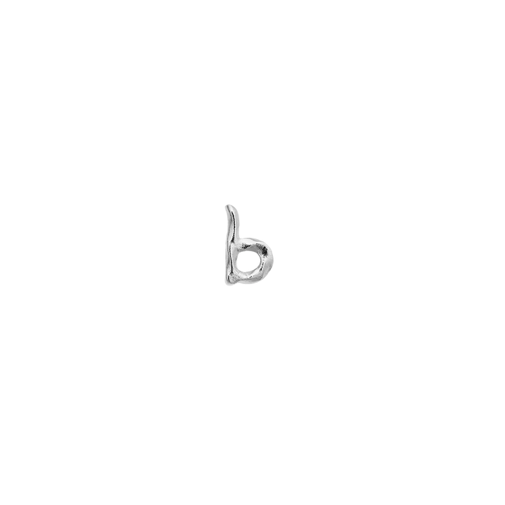 maanesten-alphabet-single-bogstav-orestik-a-w-i-solv viser et mat sølv ørestik formet som bogstavet a, Model 101c-alphabet-002-3.
