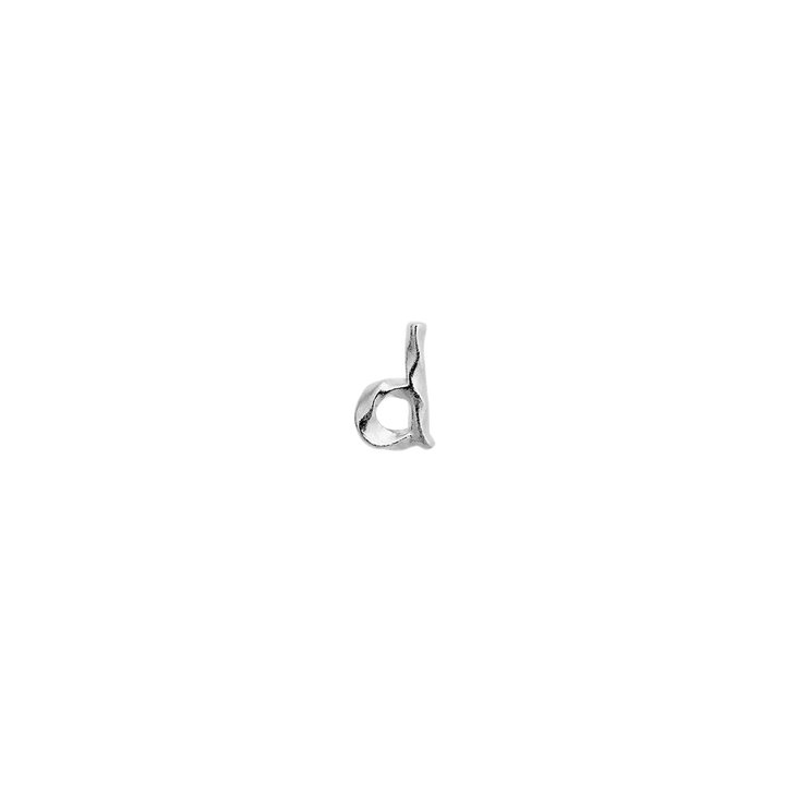 maanesten-alphabet-single-bogstav-orestik-a-w-i-solv viser et sølv ørering vedhæng formet som bogstavet d, Model 101c-alphabet-004-5