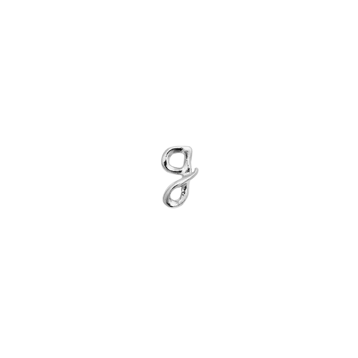 maanesten-alphabet-single-bogstav-orestik-a-w-i-solv viser et enkelt sølv ørestik formet som bogstavet A. Model 101c-alphabet-007-8