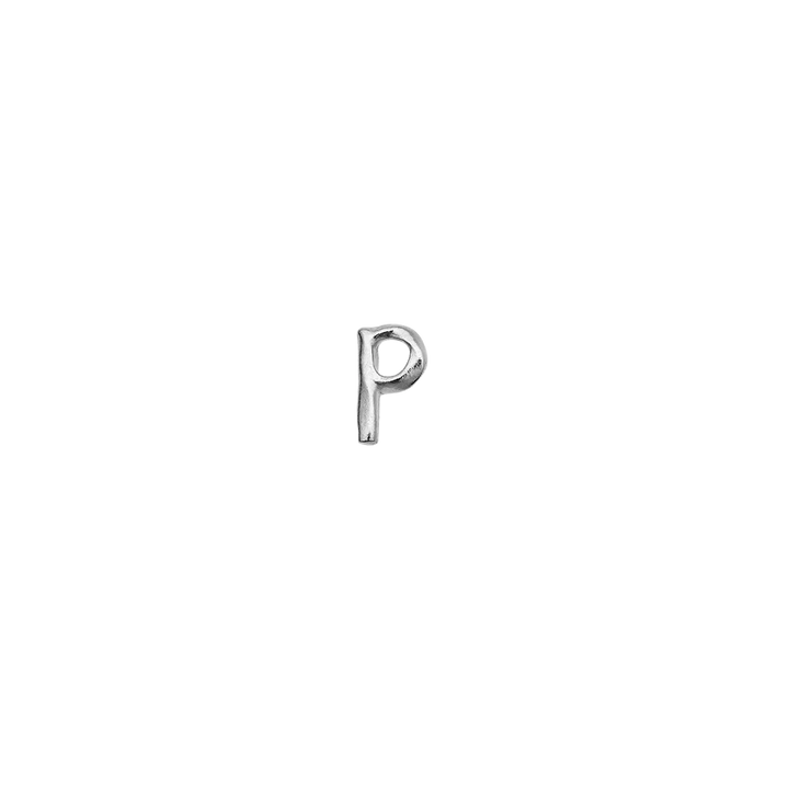 maanesten-alphabet-single-bogstav-orestik-a-w-i-solv viser et enkelt P-formet ørestik i blankt sølv på sort baggrund. Model101c-alphabet-016-17