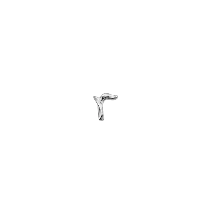 Maanesten Alphabet Single Bogstav Ørestik A i sølv, vist som enkelt organisk formet bogstav på sort baggrund. Model 101C-ALPHABET-017-18