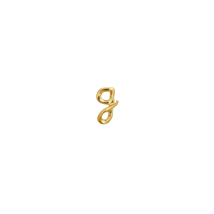 Maanesten Alphabet Single Bogstav Ørestik AW i forgyldt, detalje af g-formet ørestik i blankt guld. Model 101a-alphabet-007-8