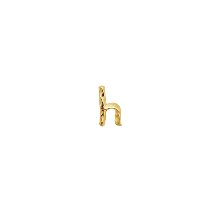 maanesten alphabet single bogstav ørestik AW i forgyldt, ørestik formet som bogstav ‘h’ i guldlook. Model 101a-alphabet-008-9