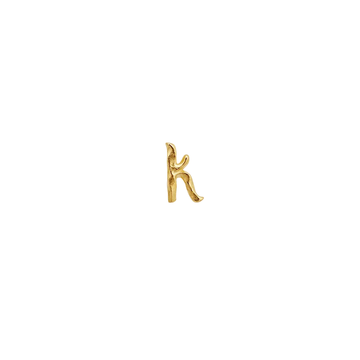 Maanesten Alphabet Single Bogstav Ørestik AW i forgyldt vises som et lille K i mat guld-look. Model 101a-alphabet-011-12.