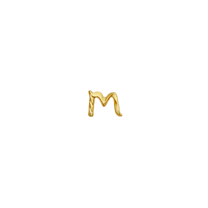 Maanesten Alphabet Single Bogstav Ørestik AW I forgyldt, bogstav M i organisk, skinnende guldlook. Model 101a-alphabet-013-14