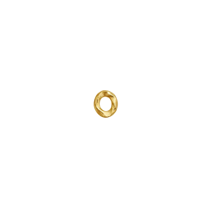 Maanesten Alphabet Single Bogstav Ørestik AW i forgyldt viser et enkelt, organisk formet bogstav i guld, Model 101a-alphabet-015-16.