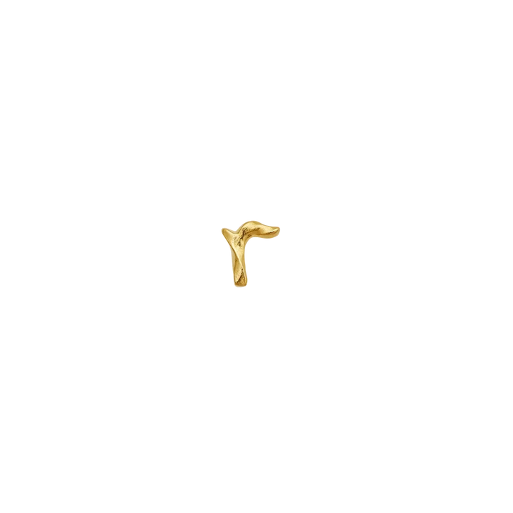 maanesten-alphabet-single-bogstav-orestik-aw-i-forgyldt viser et forgyldt bogstav ørestik i mat organisk form på sort baggrund. Model101a-alphabet-017-18