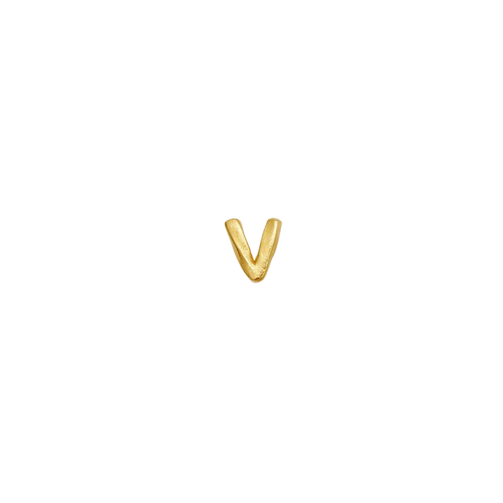 maanesten-alphabet-single-bogstav-orestik-aw-i-forgyldt viser et V-formet forgyldt ørestik mod sort baggrund. Model 101a-alphabet-021-23.