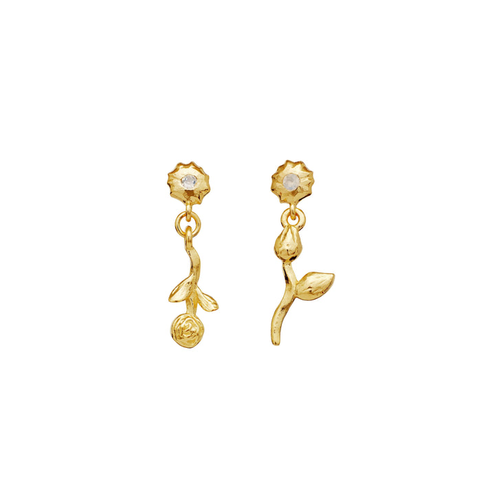 maanesten-amaria-gold-plated-oresticks-with-flower, fine golden earrings with a flower and branch motif on a white background. Model 9985a-1