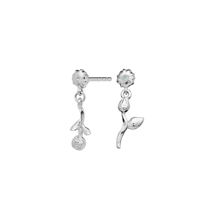 maanesten amaria silver earrings with flower, unique details and glossy finish. Model 9985c-1