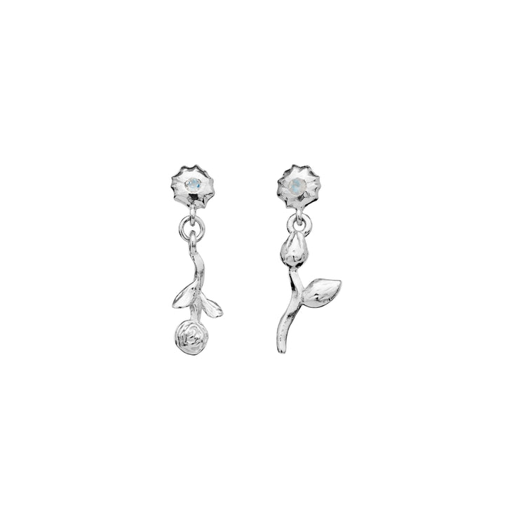 Maanesten Amaria silver ear studs with flower shows two detailed flower-inspired silver earrings. Model 9985c