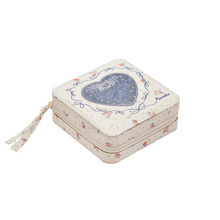maanesten-amelia-jewelry-box-sky-blue shows a square jewelry box with floral print and blue heart detail, Model 4192-1