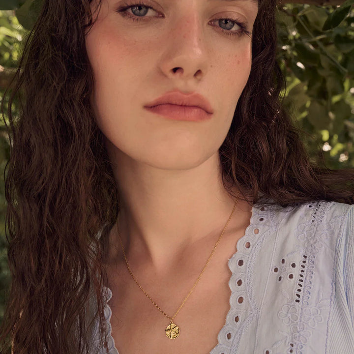 Maanesten Bali necklace gold-plated is shown on a woman in a light blue lace blouse, Model 2817a-2.