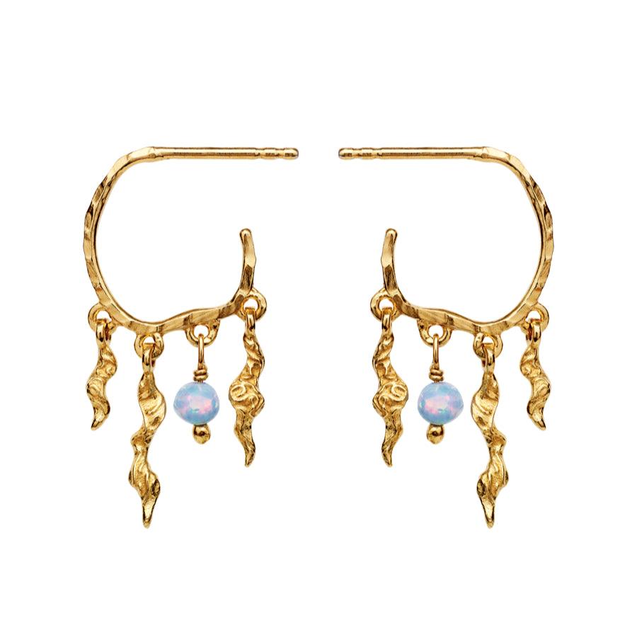 maanesten bayou earrings 18kt gold plated shows a pair of golden earrings with wavy pendants and opal colored pearls. Model 9664a-9664a-1