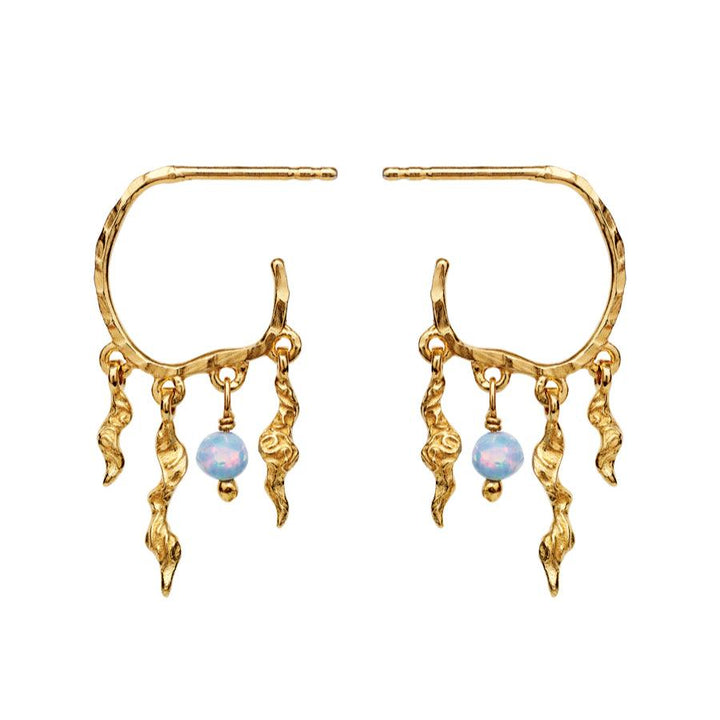 maanesten bayou earrings 18kt gold plated shows a pair of golden earrings with wavy pendants and opal colored pearls. Model 9664a-9664a-1