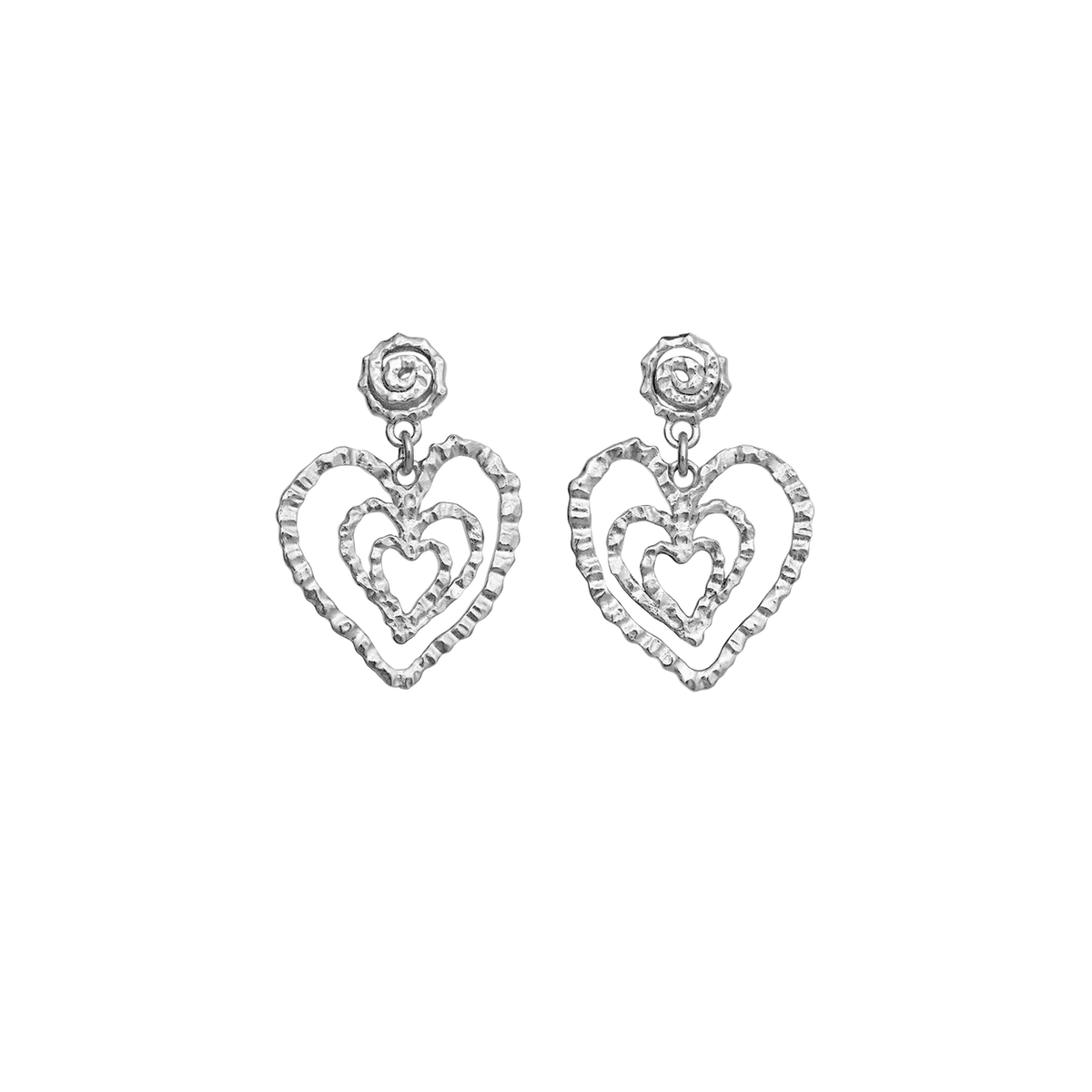 Maanesten Beate Petite Silver Heart Earrings shows a pair of elegant silver earrings with three heart-shaped pendants. Model 10088c-1