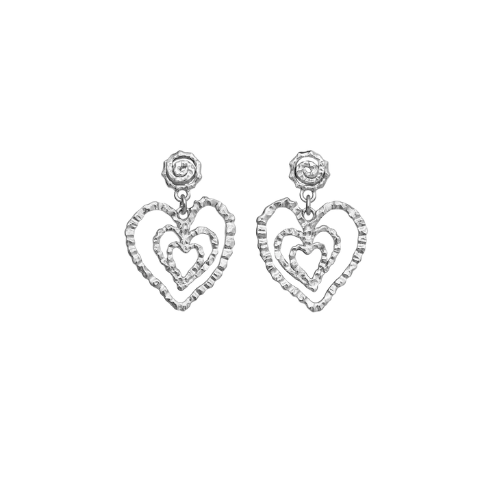 Maanesten Beate Petite Silver Heart Earrings shows a pair of elegant silver earrings with three heart-shaped pendants. Model 10088c-1