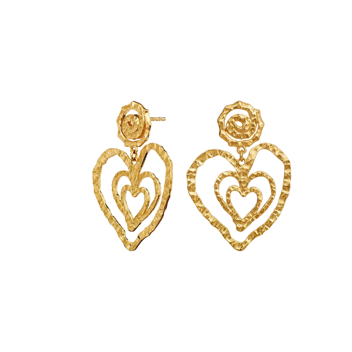 maanesten-beate-big-heart-earrings-gold-plated, gold-plated earring with hammered surface and heart shape, Model 10087a