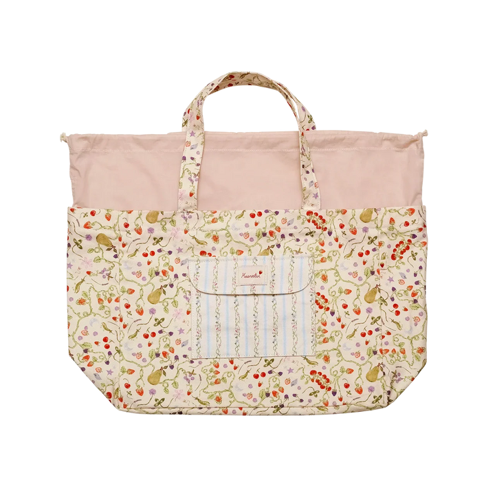 maanesten-big-canvas-tote-garden-magic-ivory shows large canvas tote bag in bright colors with flower print and front pocket. Model 4122-2