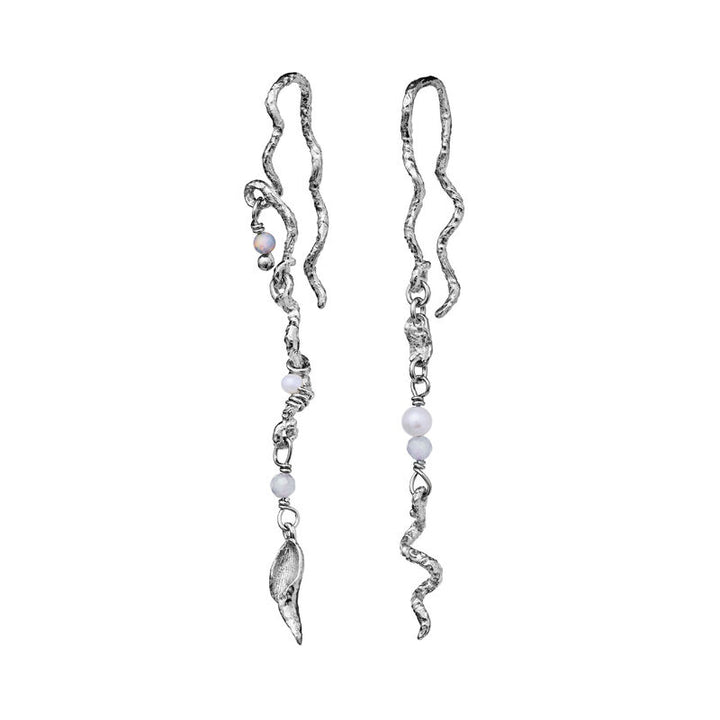 Moonstone Elisa earrings in silver with twisted details and pearls, shown against a white background. Model 9746c-9746c-1