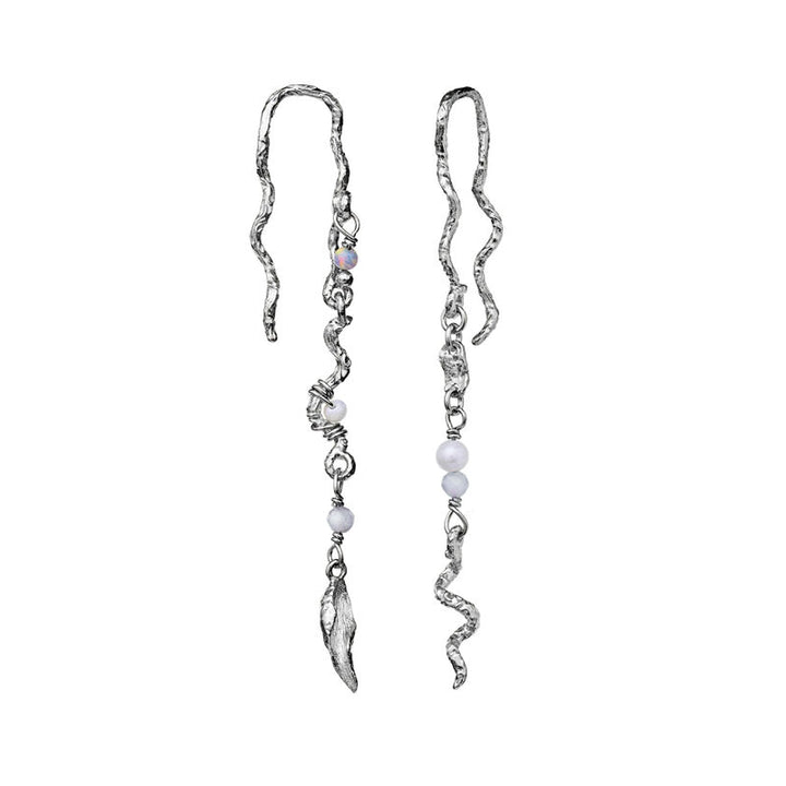 maanesten-elisa-earrings-in-silver, organic long silver earrings with white pearls. Model 9746c-9746c-2
