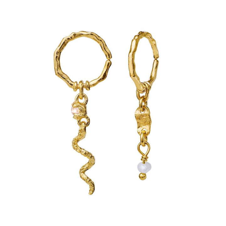 maanesten-evelyn-earrings-gold-plated, organic gold-plated earrings with wavy structure and pearl pendant. Model 9749a-9749a.