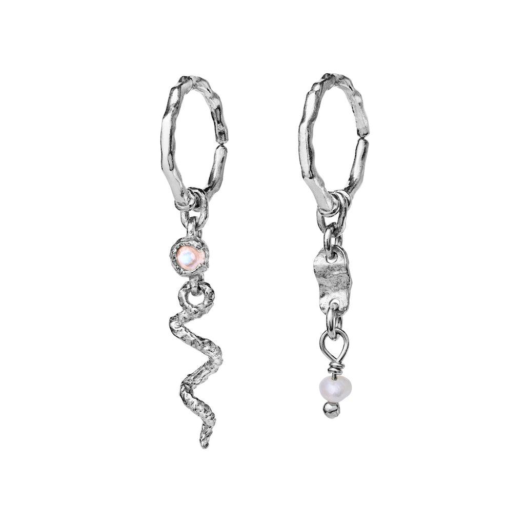 Evelyn Earrings in silver with unique wavy structure, one with pearl and stone, Model 9749c-9749c-1.