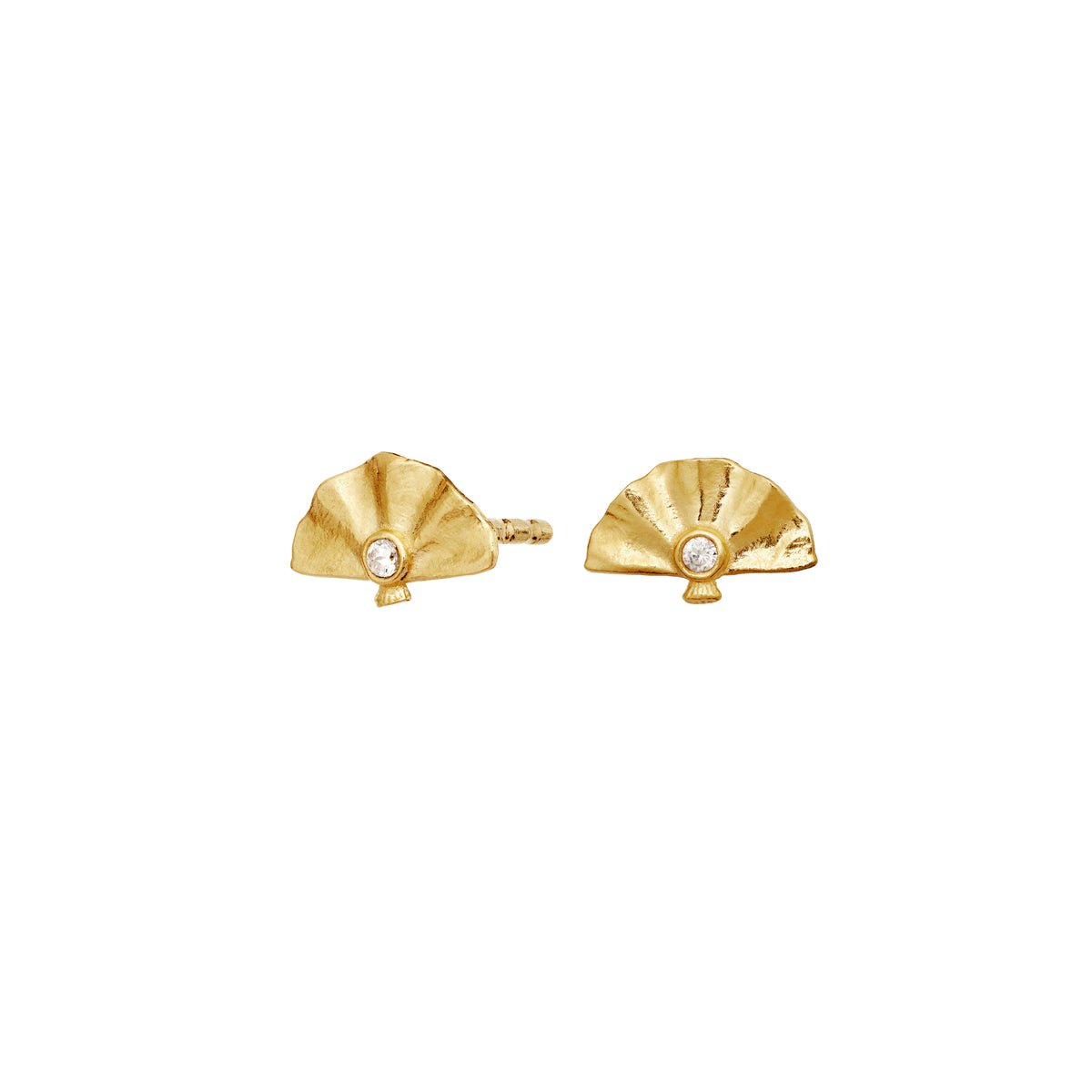 maanesten-fantine-gold-plated ear studs with faceted stone, ear studs in gold-colored finish on white background. Model 10046a-1