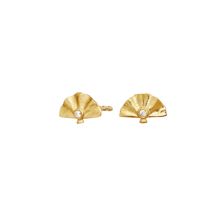 maanesten-fantine-gold-plated ear studs with faceted stone, ear studs in gold-colored finish on white background. Model 10046a-1