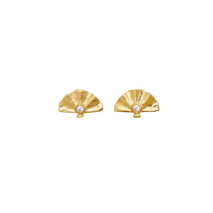 Maanesten Fantine gold-plated earrings in the shape of a shell with a clear stone on a white background. Model 10046a