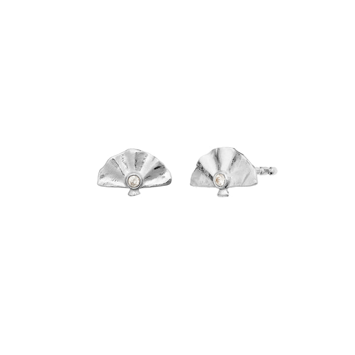 Maanesten Fantine silver earrings shows a set of small, shell-shaped earrings in bright silver with stones. Model 10046c