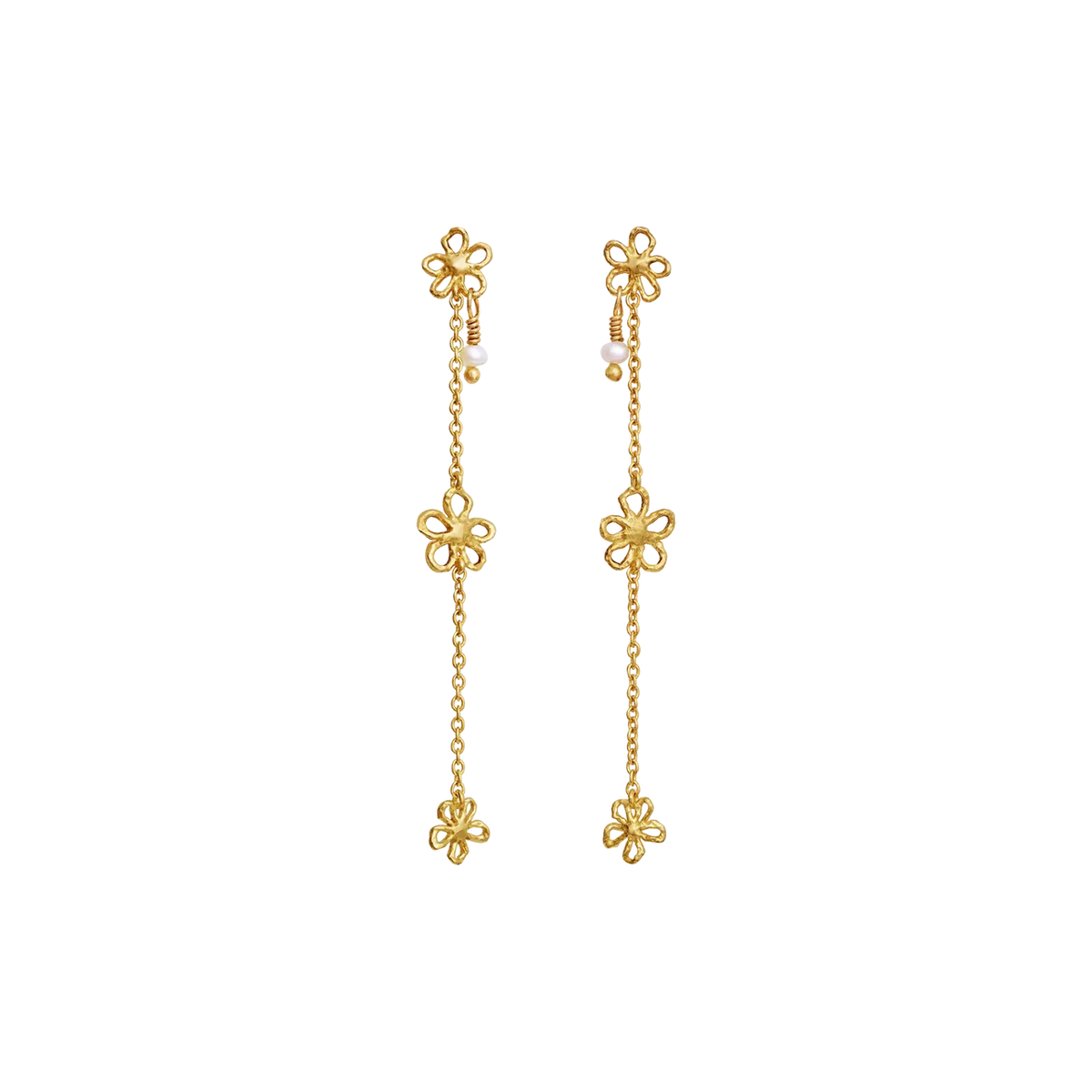 Maanesten Felixa gold-plated earrings with flowers and pearl details on a black background. Model 10094a-1